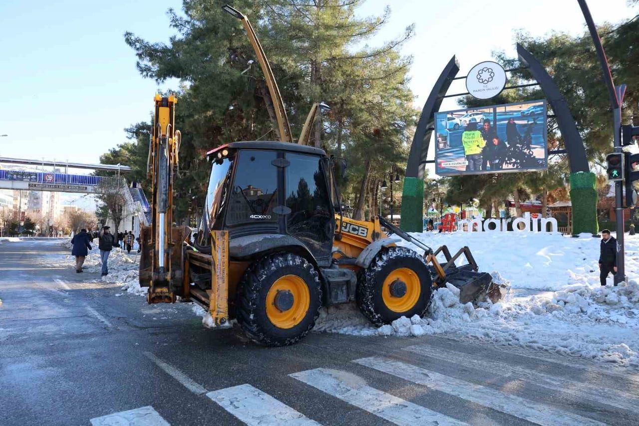 MARDİN BÜYÜKŞEHİR BELEDİYESİ EKİPLERİ, ETKİLİ OLAN YOĞUN KAR YAĞIŞININ ARDINDAN İLÇE MERKEZLERİ...