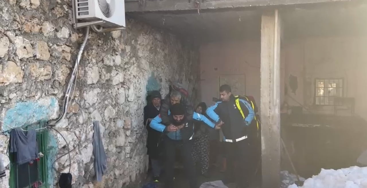 MARDİN’DE FEDAKAR SAĞLIK PERSONELİ: 84 YAŞINDAKİ HASTAYI SIRTINDA TAŞIDI