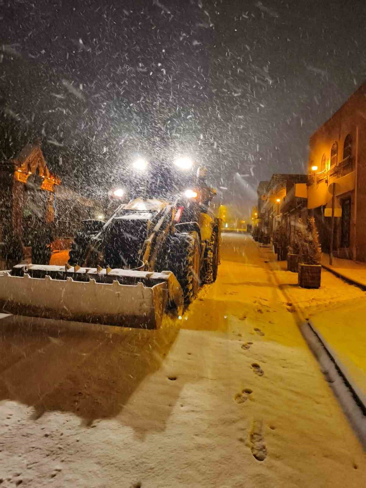 MARDİN’DE GECE YARISINDAN SONRA ETKİSİNİ ARTIRAN KAR YAĞIŞI NEDENİYLE MARDİN BÜYÜKŞEHİR BELEDİYESİ...