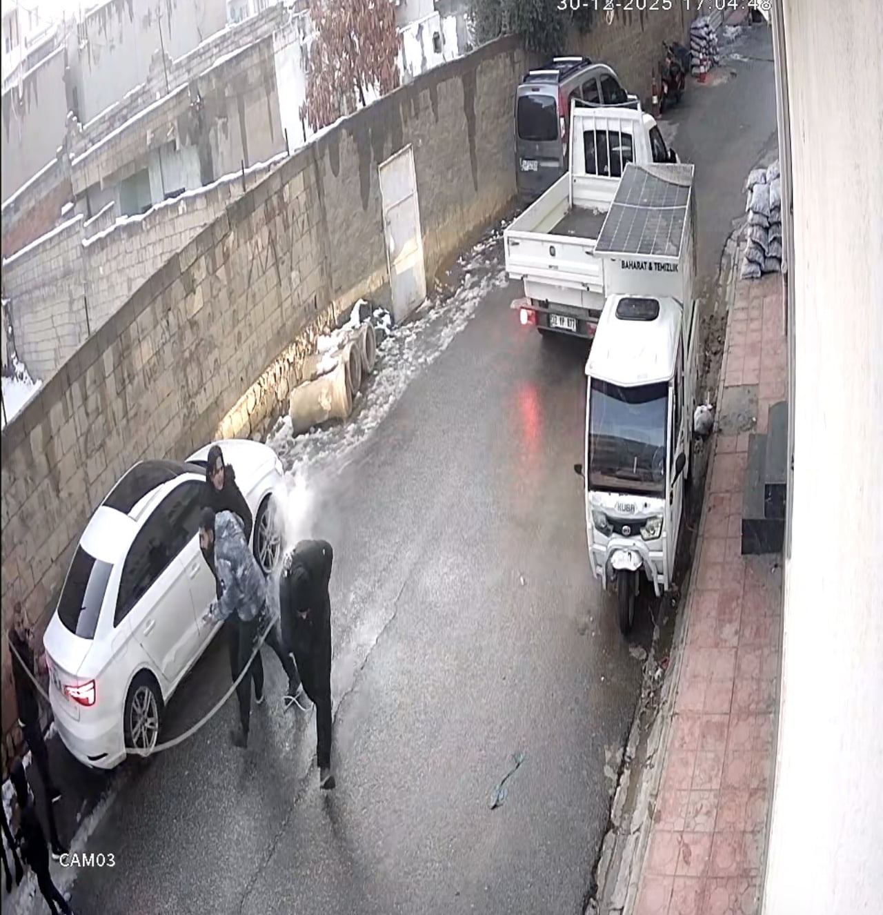 MARDİN’DE KOPAN ELEKTRİK TELİNİN GENÇLERİN ÜZERİNE DÜŞTÜĞÜ ANLAR KAMERAYA YANSIDI