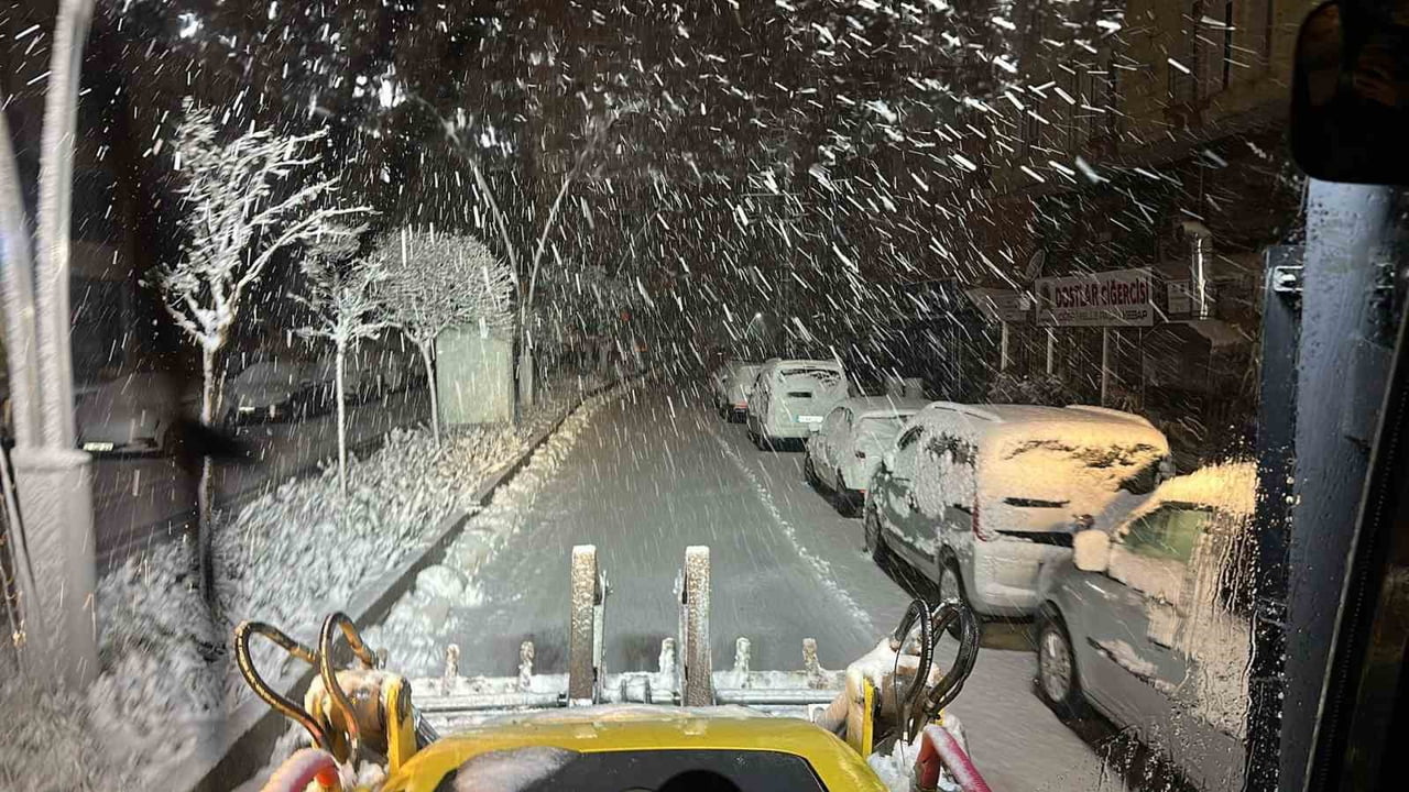 MARDİN’İN ARTUKLU İLÇESİNDE GECE SAATLERİNDE ETKİLİ OLAN KAR YAĞIŞI, KENTİ BEYAZA...