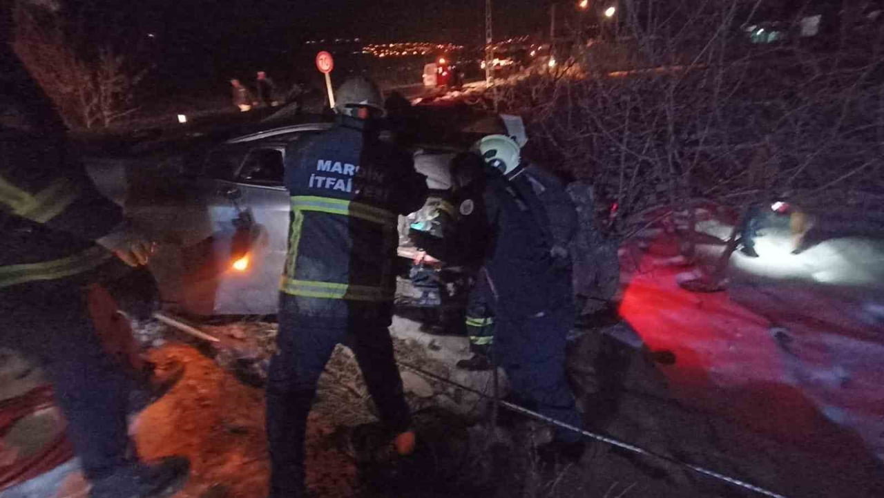 MARDİN’İN ARTUKLU İLÇESİNDE OTOMOBİLİN ELEKTRİK DİREĞİNE ÇARPMASI SONUCU MEYDANA GELEN TRAFİK...