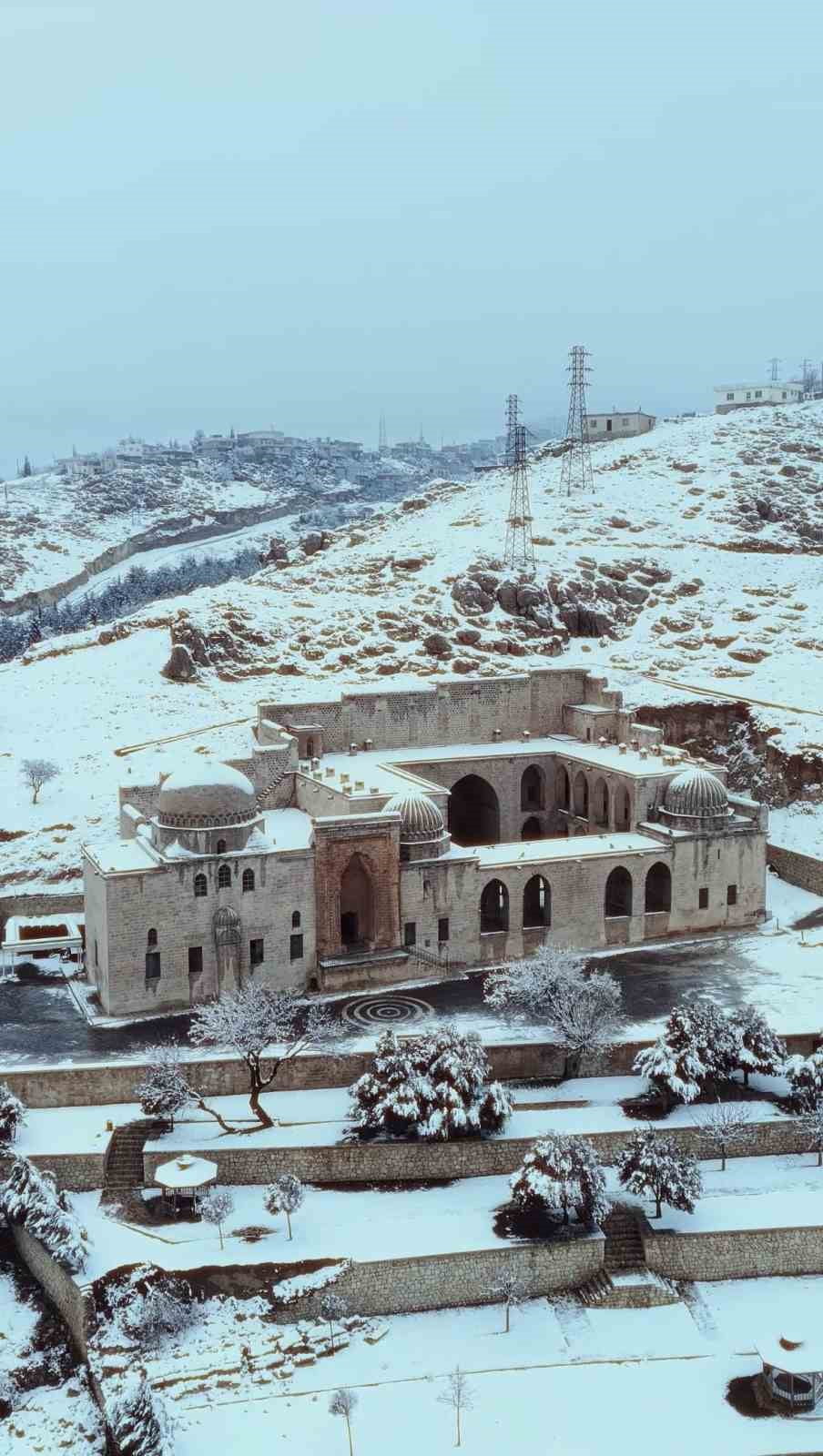 MARDİN’İN İLİM VE İRFAN MERKEZLERİNDEN BİRİ OLAN TARİHİ KASIMİYE MEDRESESİ, ETKİLİ OLAN YOĞUN KAR...