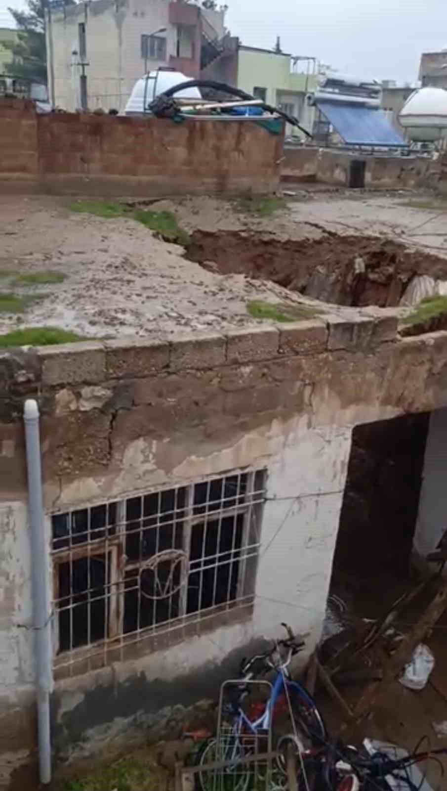 MARDİN’İN KIZILTEPE İLÇESİNDE ETKİLİ OLAN SAĞANAK YAĞIŞ KERPİÇ BİR EVİN DAMINI...