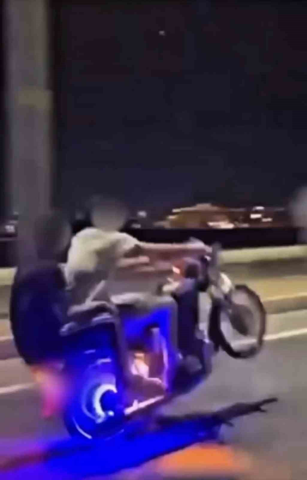 MARDİN’İN KIZILTEPE İLÇESİNDE MOTOSİKLETİN ÖNÜNÜ KALDIRARAK TEK TEKER ÜZERİNDE SEYİR HALİNDE...