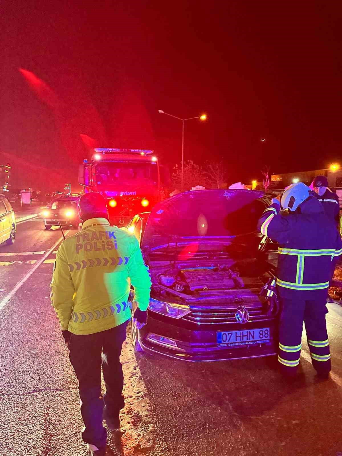 MARDİN’İN KIZILTEPE İLÇESİNDE SEYİR HALİNDEYKEN ALEV ALAN OTOMOBİL, İTFAİYE EKİPLERİNİN...