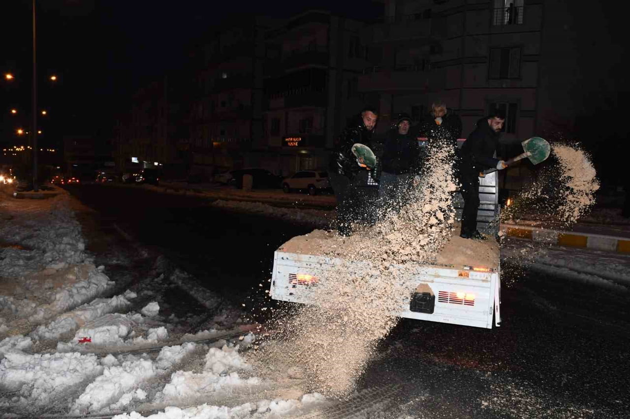 MARDİN’İN NUSAYBİN İLÇESİNDE ETKİLİ OLAN YOĞUN KAR YAĞIŞI NEDENİYLE YÜRÜTÜLEN KARLA MÜCADELE...
