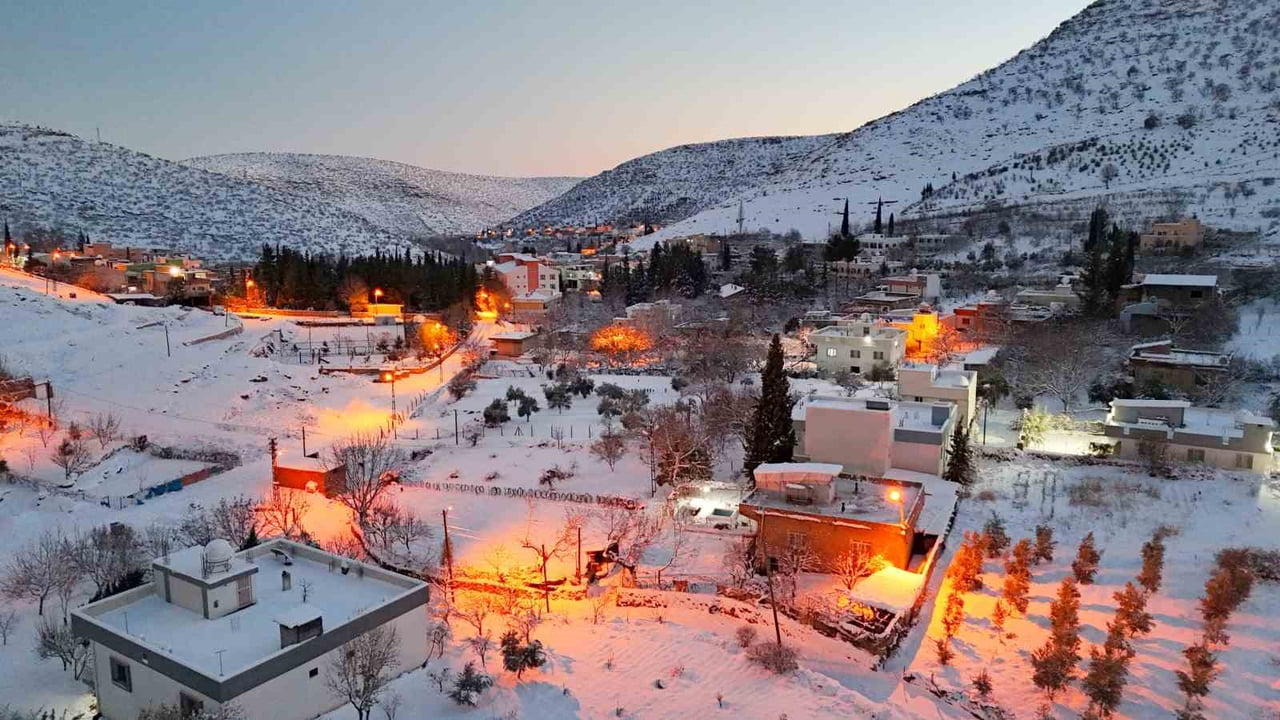 MARDİN’İN NUSAYBİN İLÇESİNE BAĞLI AKARSU MAHALLESİ, KARLA KAPLANAN DAMLARI VE DOĞAL DOKUSUYLA...