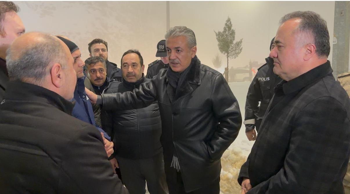 MARDİN VALİSİ VE BÜYÜKŞEHİR BELEDİYE BAŞKANI TUNCAY AKKOYUN, KENT GENELİNDE YÜRÜTÜLEN KARLA...