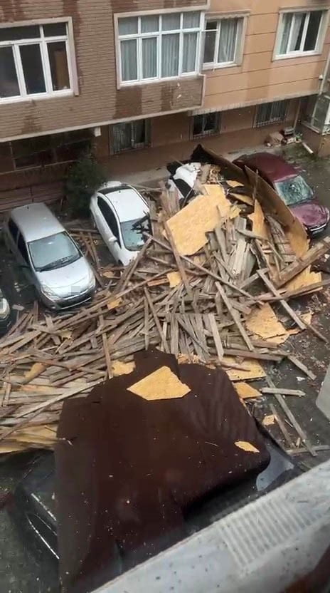 MARMARA BÖLGESİ’Nİ DÜN ETKİSİ ALTINA ALAN KUVVETLİ RÜZGAR, KOCAELİ'DE BÜYÜK YIKIMA YOL AÇTI....