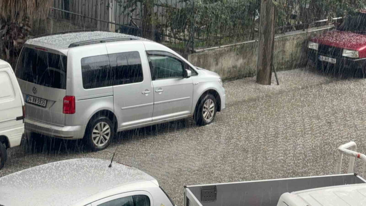 MARMARİS’TE DOLU YAĞDI KISA SÜREDE ORTALIK BEYAZA BÜRÜNDÜ