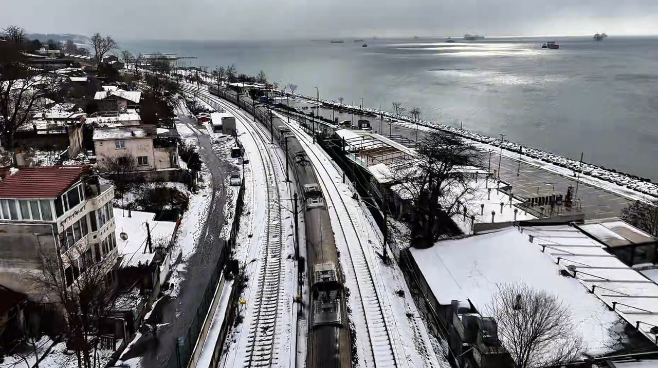 MEGA KENTTE ETKİLİ OLAN KAR YAĞIŞI SONRASI KÜÇÜKÇEKMECE MENEKŞE SAHİLİNDE OLUŞAN BEYAZ ÖRTÜ...