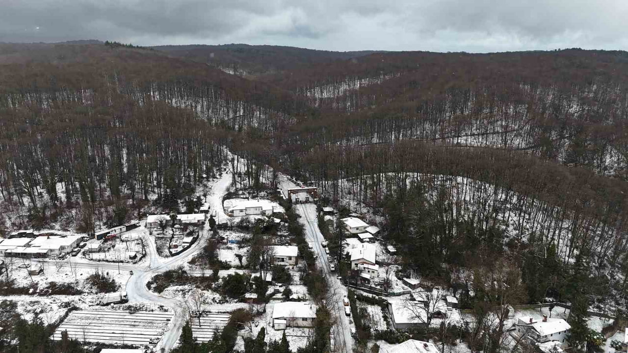 MEGAKENT İSTANBUL’DA ETKİLİ OLAN YOĞUN KAR YAĞIŞI KENTİ BEYAZA BÜRÜDÜ. SARIYER’DE ARALIKLARLA...