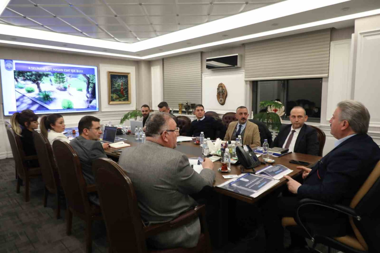 MELİKGAZİ BELEDİYE BAŞKANI DOÇ. DR. MUSTAFA PALANCIOĞLU, PARK VE BAHÇELER MÜDÜRLÜĞÜ İLE BİR ARAYA...