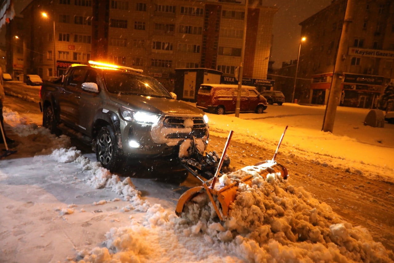 MELİKGAZİ BELEDİYE BAŞKANI DOÇ. DR. MUSTAFA PALANCIOĞLU, SABAHIN İLK IŞIKLARINDAN ÖNCE SAHAYA...