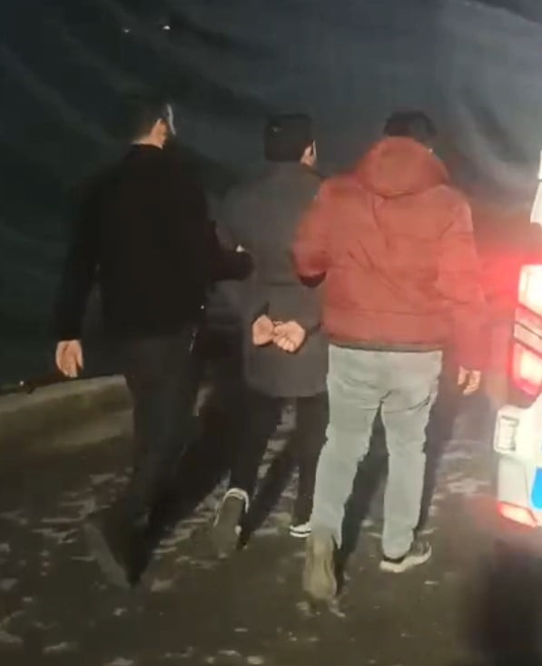 MERSİN'DE TRAFİKTE YAŞANAN OLAYDA ARACINDAN İNEN BAŞKA BİR SÜRÜCÜYÜ ELİNDEKİ SOPA İLE TEHDİT EDEN...