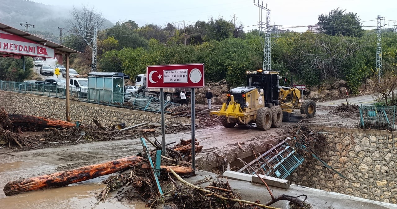 MERSİN'DE YAŞANAN SEL FELAKETİNİN ARDINDAN SAHAYA ÇIKAN EKİPLER, SUYUN TAHLİYESİ İLE BİRLİKTE...