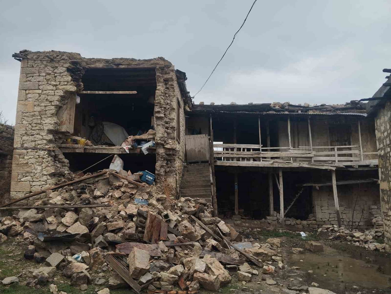 MERSİN'İN TARSUS İLÇESİNDEKİ BİR KÖYDE VEFAT EDEN KOMŞUSUNA AİT EVİ ÇEKEN  BİR KİŞİ,  'ADAM ÖLDÜ...