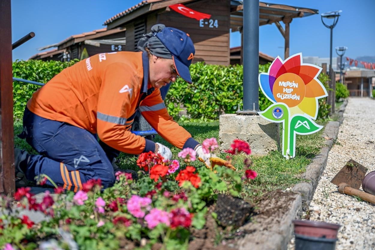 MERSİN BÜYÜKŞEHİR BELEDİYESİ, 2025 YILI BOYUNCA KENT GENELİNDE YAKLAŞIK 2 MİLYON 200 BİN BİTKİYİ...