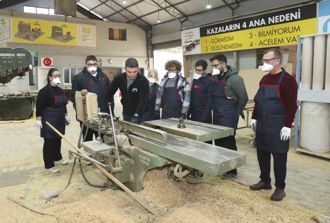 MERSİN BÜYÜKŞEHİR BELEDİYESİ, MERCEK MESLEKİ EĞİTİM MERKEZİ BÜNYESİNDE VERDİĞİ ‘MOBİLYA İMALAT VE...