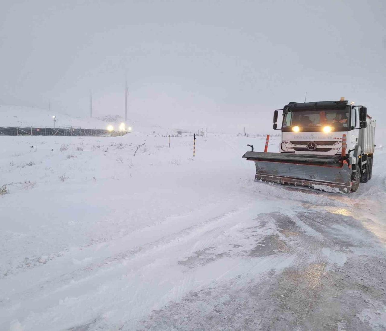 MERSİN BÜYÜKŞEHİR BELEDİYESİ MUT İLÇESİNDE YÜKSEK KESİMLERİNDE ETKİLİ OLAN KAR YAĞIŞINA KARŞI 7/24...