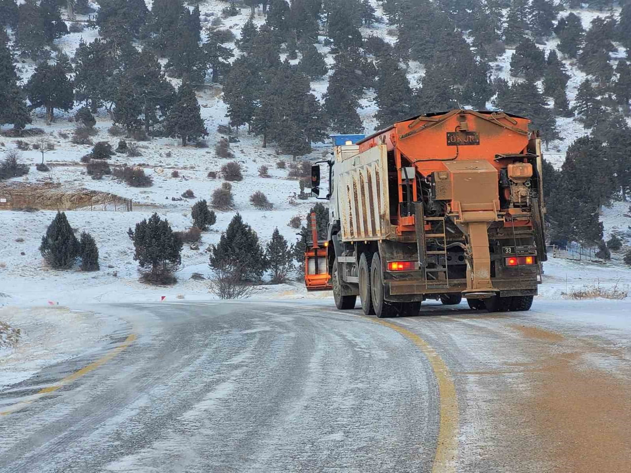 MERSİN BÜYÜKŞEHİR BELEDİYESİ MUT İLÇESİNDE YÜKSEK KESİMLERİNDE ETKİLİ OLAN KAR YAĞIŞINA KARŞI 7/24...