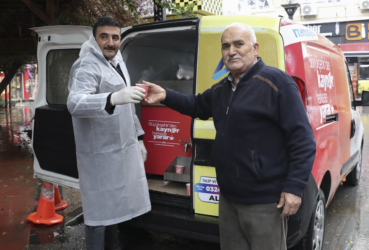 MERSİN BÜYÜKŞEHİR BELEDİYESİ, YENİ YILIN İLK GÜNLERİNDE KENTİN FARKLI NOKTALARINDA DAĞITTIĞI...
