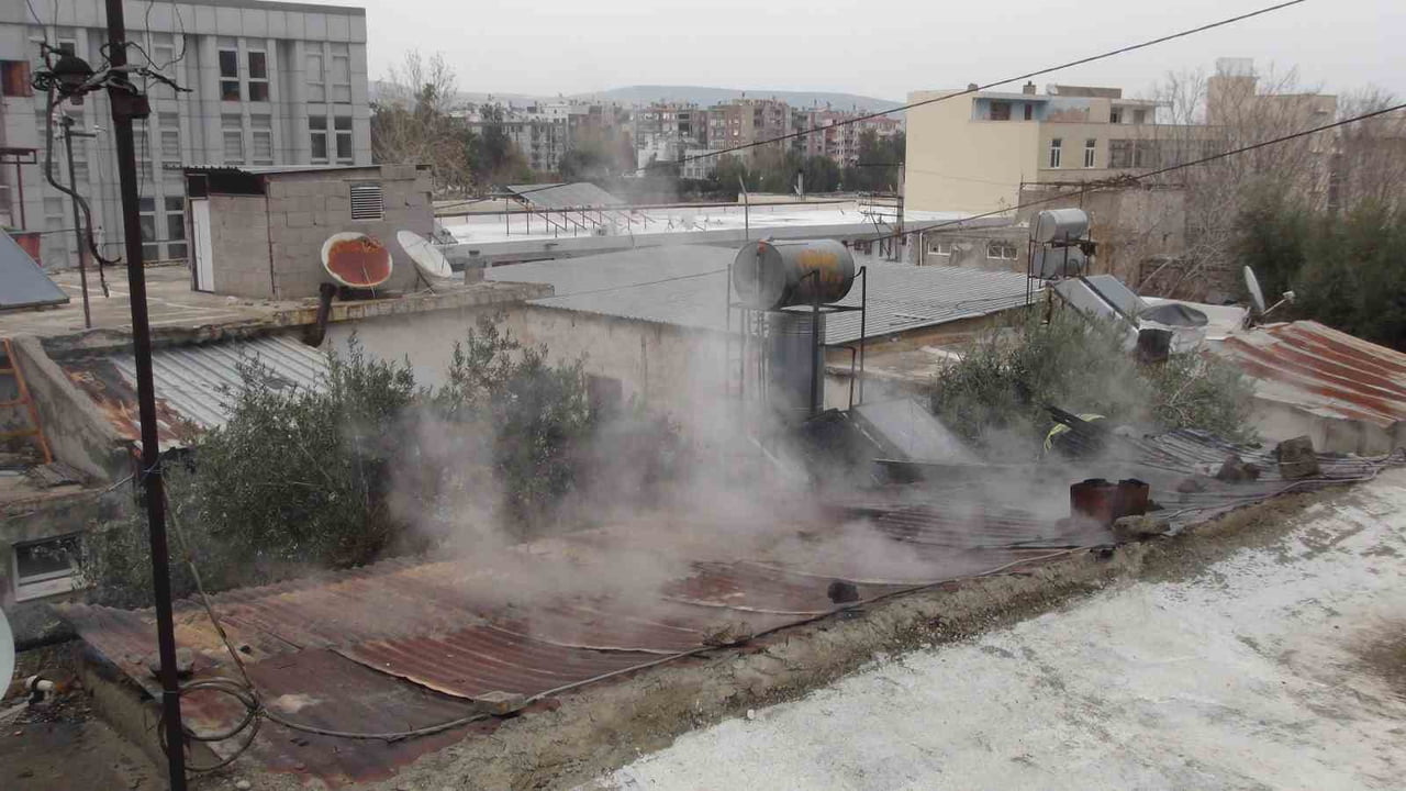 MERSİN’DE EV YANGINI: BİR EV KULLANILAMAZ HALE GELDİ