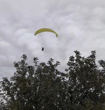 MERSİN’DE FİDAN DİKİMİ YAPAN ORMAN İŞÇİLERİNİN, YEMEK MOLASI SIRASINDA HAVADA UÇAN YAMAÇ...