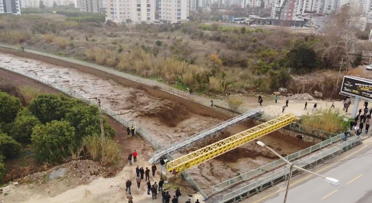 MERSİN’DE GECE YARISINDAN İTİBAREN ETKİLİ OLAN ŞİDDETLİ YAĞIŞ, KENT GENELİNDE SEL VE SU...