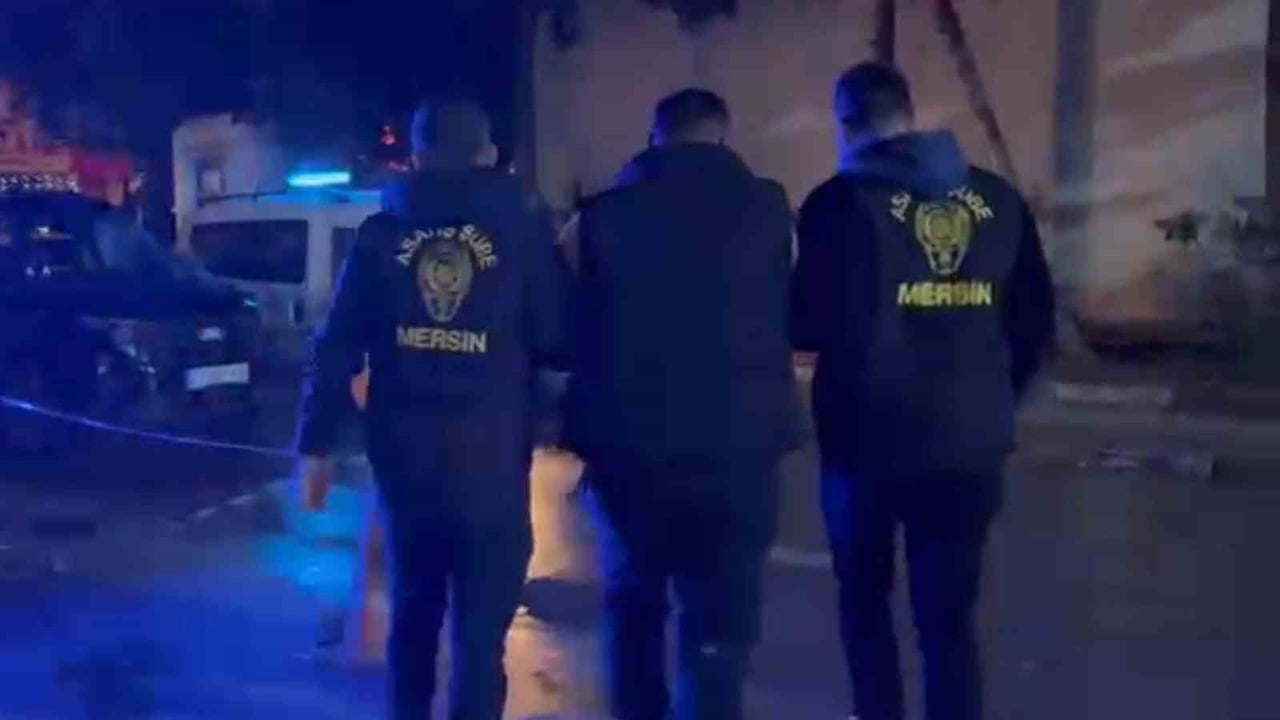 MERSİN’DE HAKKINDA ÇEŞİTLİ SUÇLARDAN 98 YIL 11 AY 10 GÜN KESİNLEŞMİŞ HAPİS CEZASI BULUNAN FİRARİ...