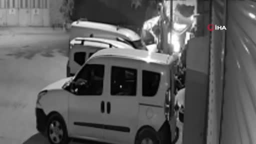 Mersin’de kundaklanan evde 58 yaşındaki kişi ağır yaralandı: Kundaklama anı kamerada