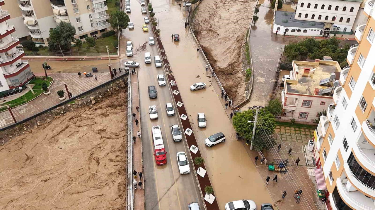 MERSİN’DE SABAH SAATLERİNDEN İTİBAREN ETKİLİ OLAN KUVVETLİ YAĞIŞ, KENT GENELİNDE OLUMSUZLUKLARA...