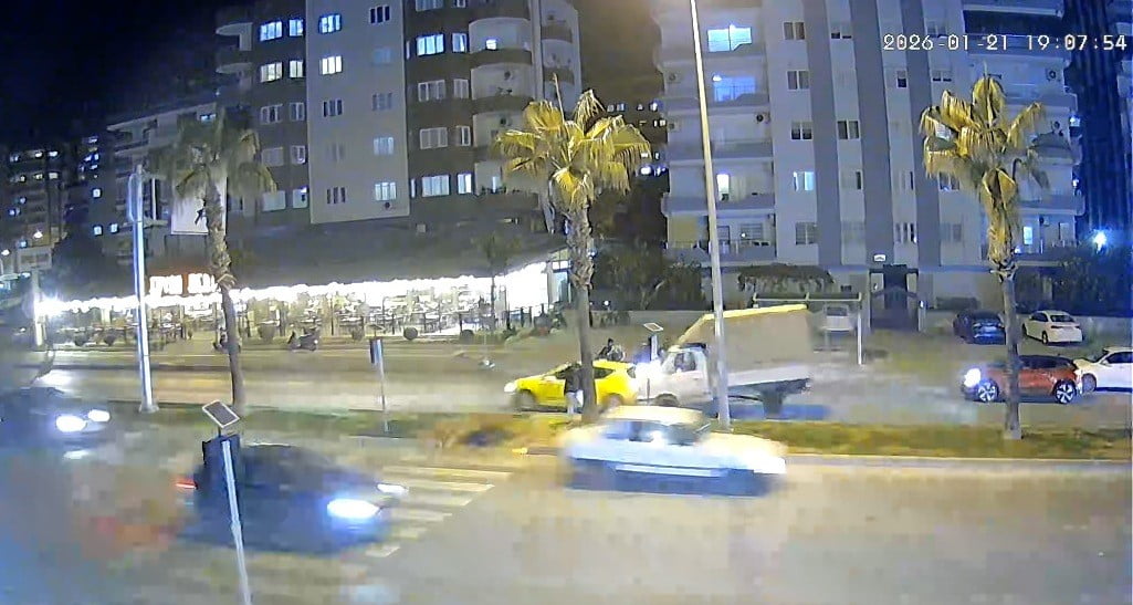 MERSİN’DE YAYA GEÇİDİNDE YAYAYA YOL VERMEK İSTEYEN BİR TİCARİ ARAÇ SÜRÜCÜSÜNÜN ANİDEN FREN YAPMASI...