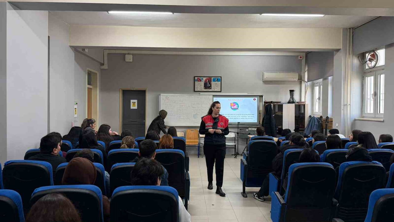 MERSİN İL JANDARMA KOMUTANLIĞI EKİPLERİ, GÜVENLİ VE BİLİNÇLİ İNTERNET KULLANIMINI SAĞLAMAK, SİBER...