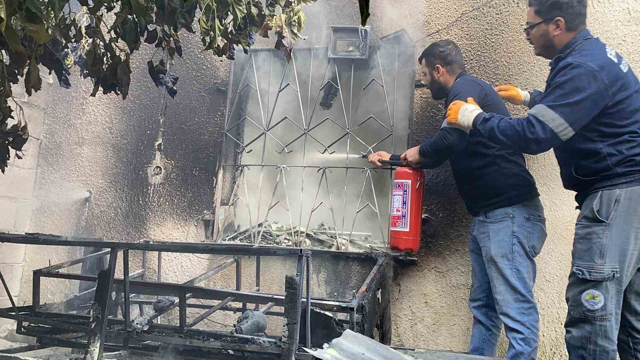 MERSİN’İN ERDEMLİ İLÇESİNDE MÜSTAKİL BİR EVDE ÇIKAN YANGIN, BELEDİYE PERSONELİNİN İLK MÜDAHALESİ...