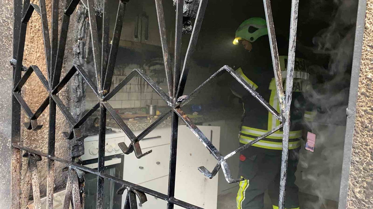 MERSİN’İN ERDEMLİ İLÇESİNDE MÜSTAKİL BİR EVDE ÇIKAN YANGIN, BELEDİYE PERSONELİNİN İLK MÜDAHALESİ...