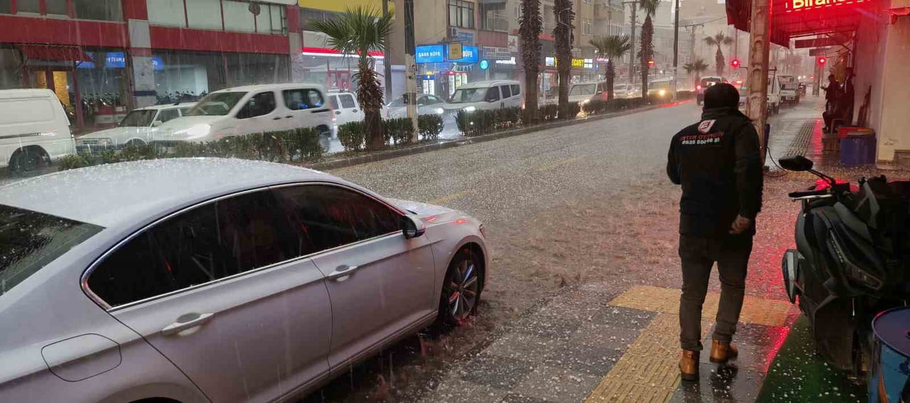 MERSİN’İN SİLİFKE İLÇESİNDE ETKİLİ OLAN YOĞUN DOLU YAĞIŞI, HAYATI OLUMSUZ ETKİLEDİ. KISA SÜREDE...