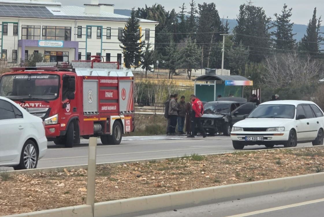 MERSİN’İN  SİLİFKE İLÇESİNDE SEYİR HALİNDE ALEV ALARAK YANAN  ARAÇ İTFAİYE EKİPLERİ TARAFINDAN...