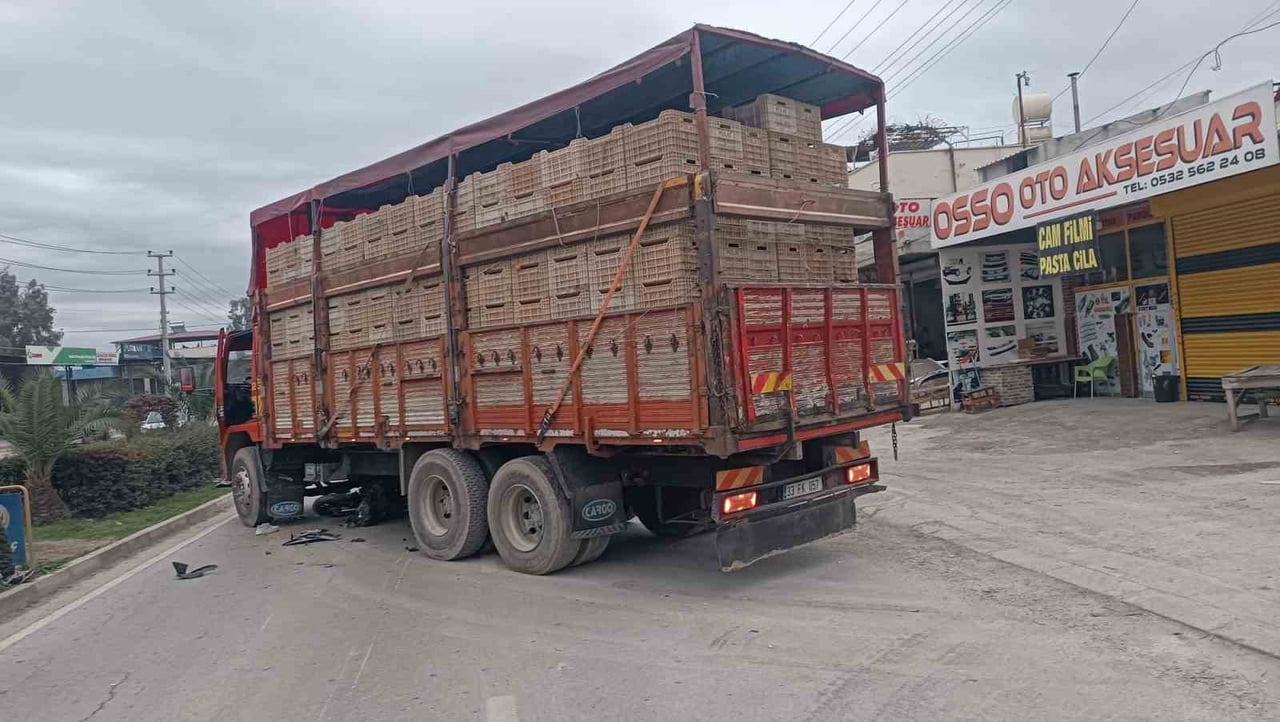 MERSİN’İN TARSUS İLÇESİNDE MEYDANA GELEN TRAFİK KAZASINDA 1 GENÇ AĞIR YARALANDI.