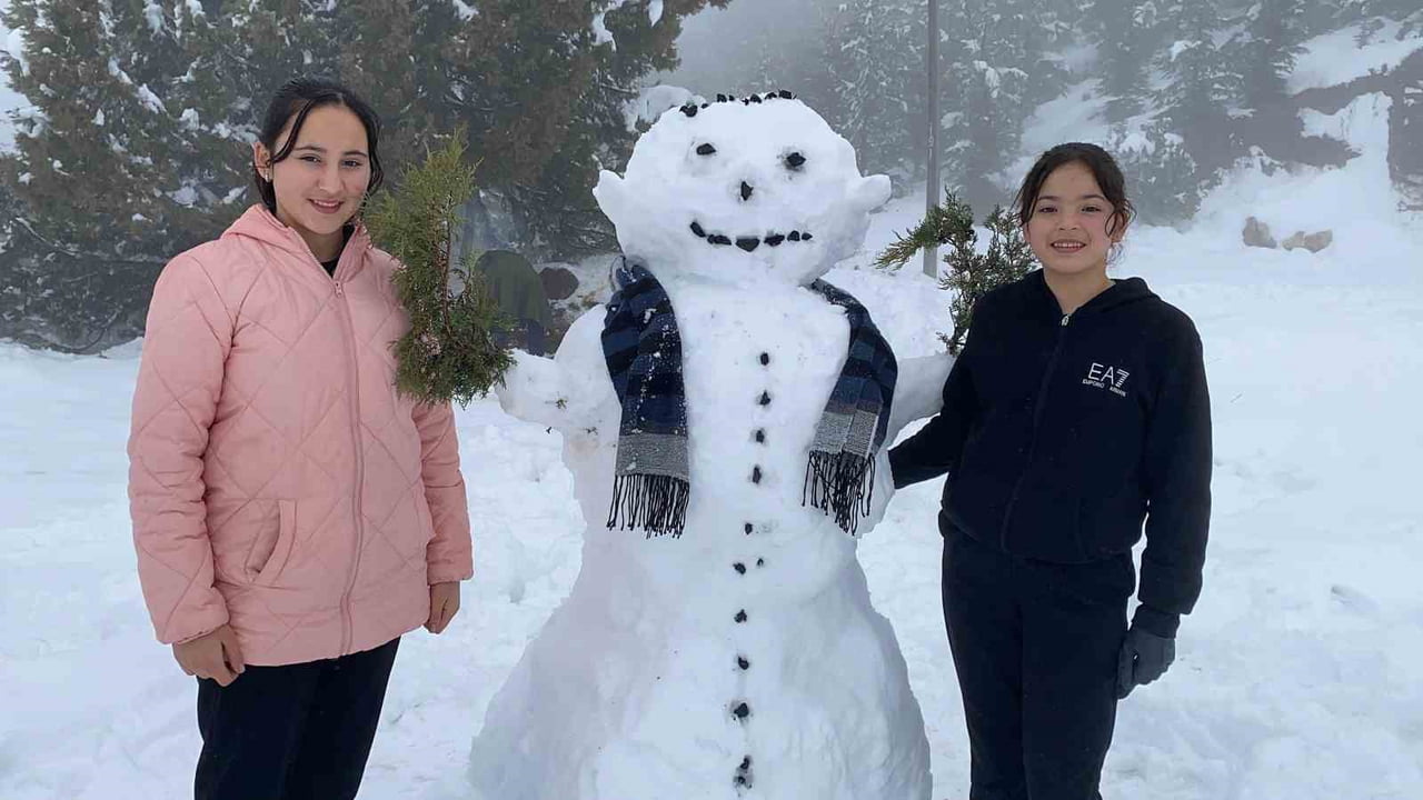 MERSİN’İN YÜKSEK KESİMLERİNDE ETKİLİ OLAN KAR YAĞIŞI HEM KÖYLÜLERİ HEM DE TATİLCİLERİ...