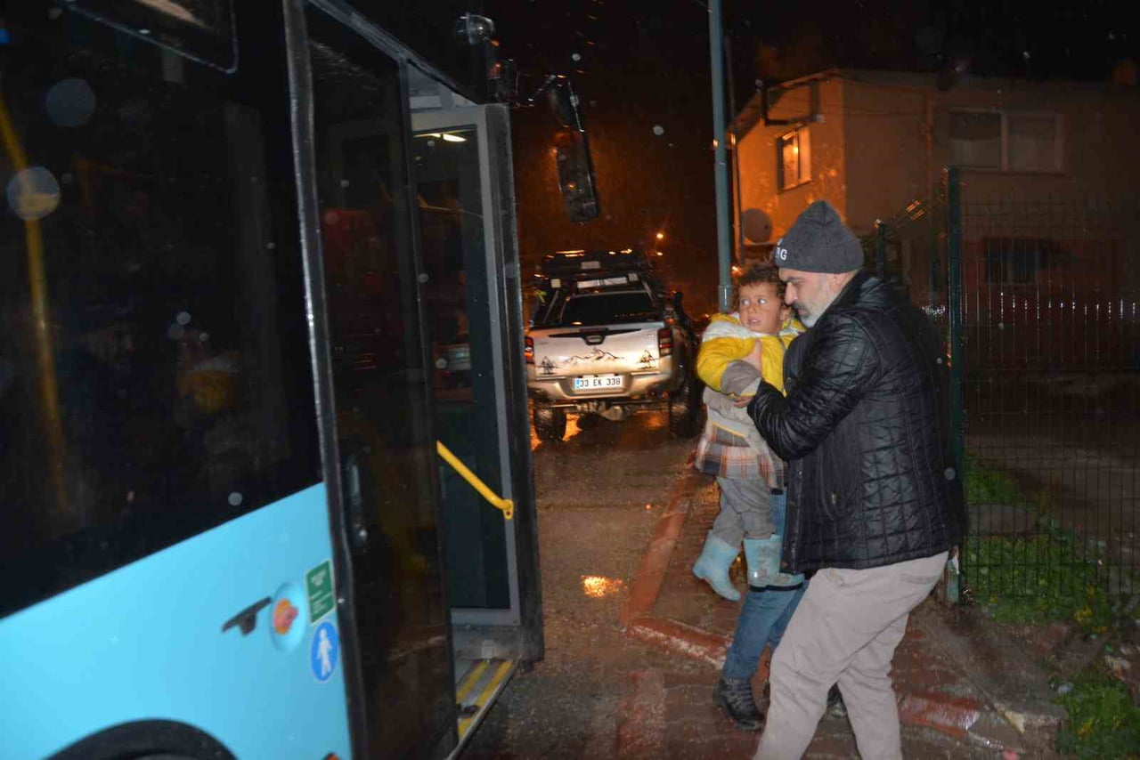 MERSİN TARSUS'TA SAĞANAK YAĞIŞIN NEDEN OLDUĞU SU BASKINLARINA KARŞI SEFERBER OLAN MERSİN...