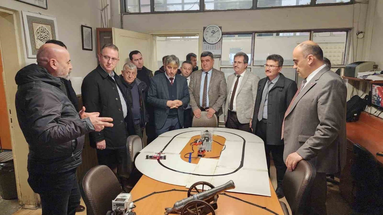 MESLEKÎ EĞİTİM TAVŞANLI'DA MASAYA YATIRILDI