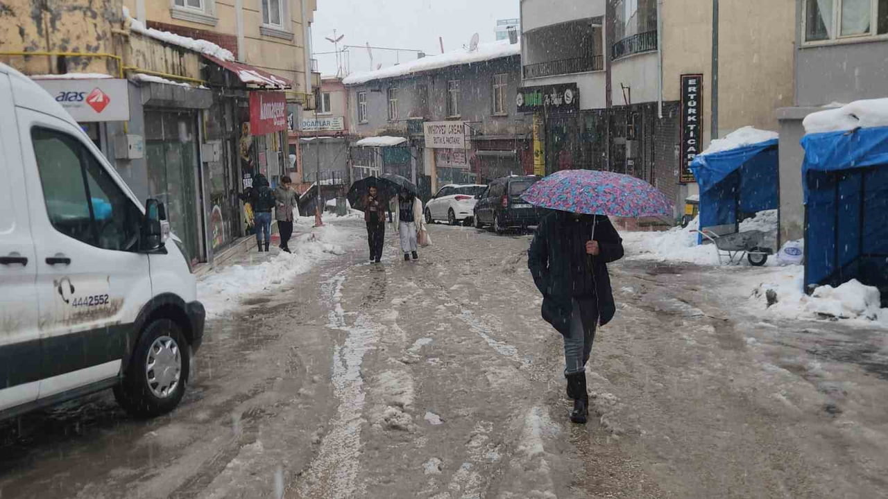 METEOROLOJİ 13’ÜNCÜ BÖLGE MÜDÜRLÜĞÜ’NÜN UYARILARININ ARDINDAN TUNCELİ’DE ETKİSİNİ ARTIRAN YOĞUN...