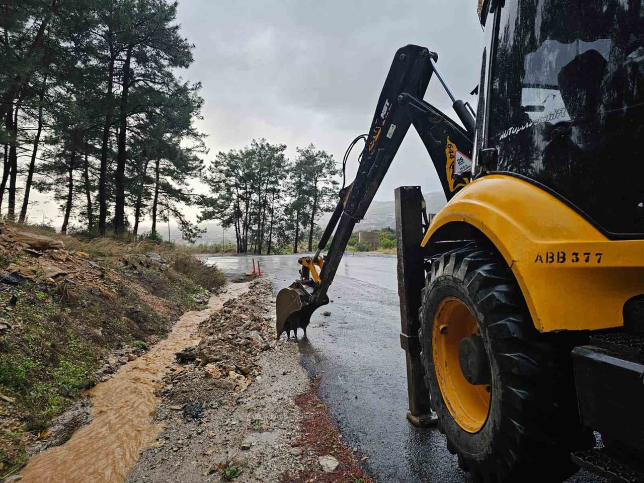 METEOROLOJİ’NİN SARI KOD UYARISI VERDİĞİ ANTALYA’DA KUVVETLİ RÜZGAR VE YAĞIŞ HAYATI OLUMSUZ...