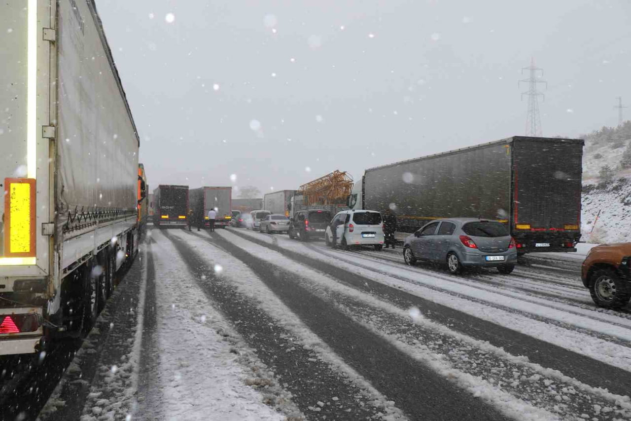 METEOROLOJİDEN BAYBURT İÇİN KUVVETLİ KAR VE FIRTINA UYARISI