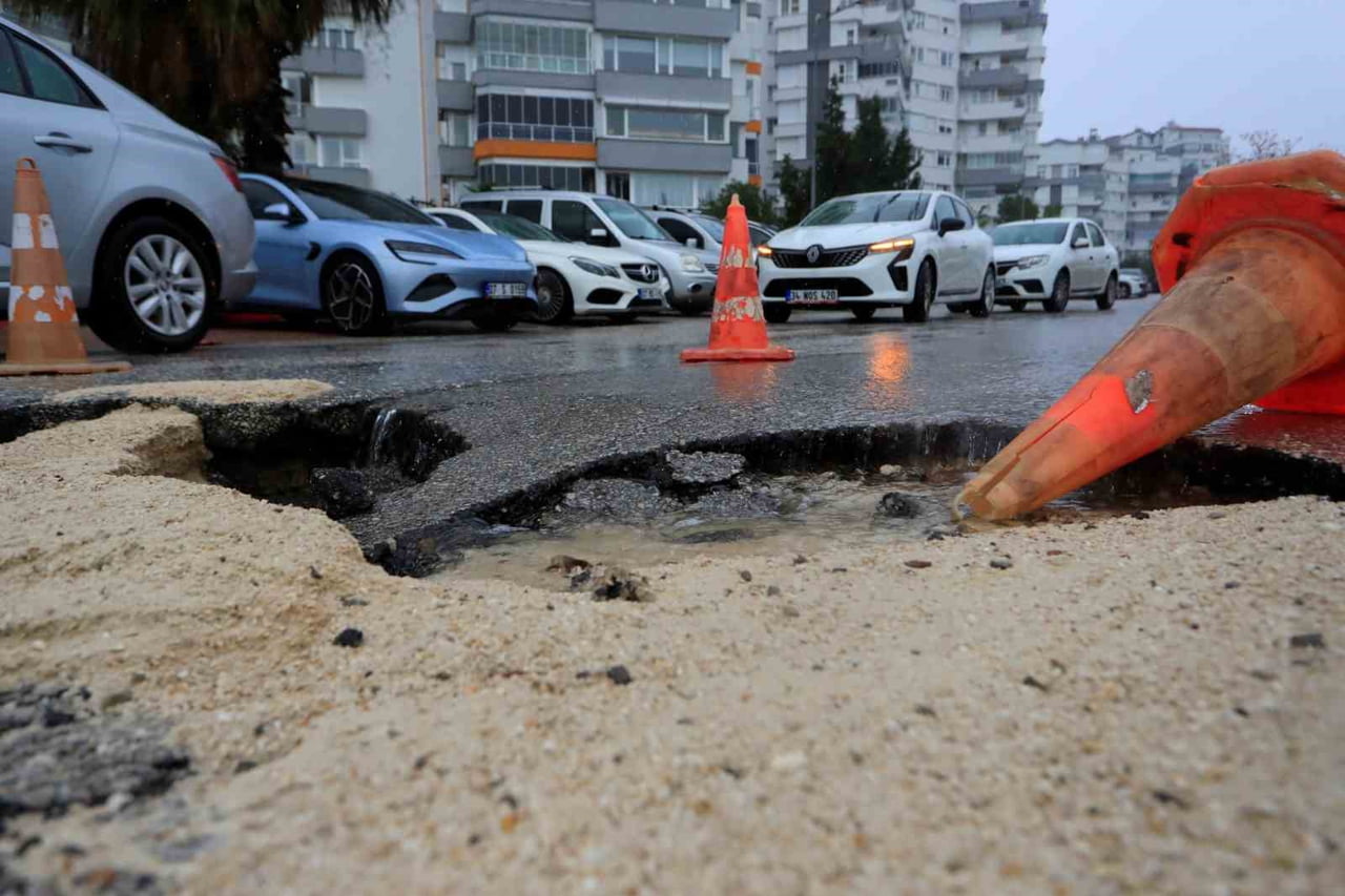 METEOROLOJİNİN ‘SARI KOD’ UYARISI VERDİĞİ ANTALYA’DA 3 GÜNDÜR ETKİSİNİ SÜRDÜREN SAĞANAK YAĞIŞ...
