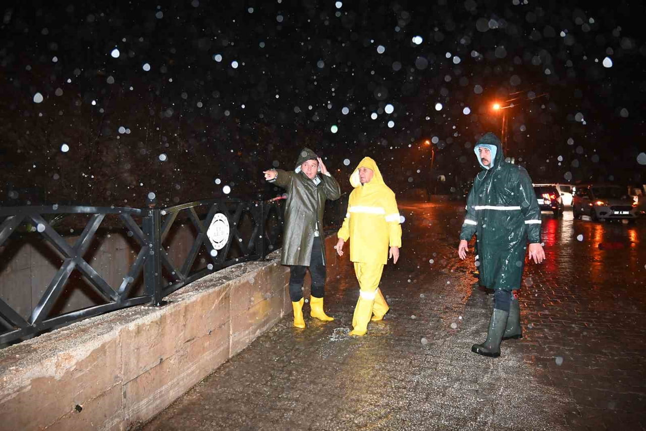 METEOROLOJİNİN ŞİDDETLİ YAĞIŞ UYARISININ ARDINDAN KEMER’DE ETKİLİ OLAN SAĞANAK YAĞMUR, BAZI...
