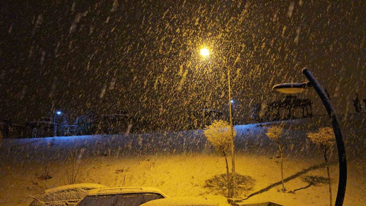 METEOROLOJİNİN UYARI VERDİĞİ ELAZIĞ’DA YOĞUN KAR YAĞIŞI BAŞLADI