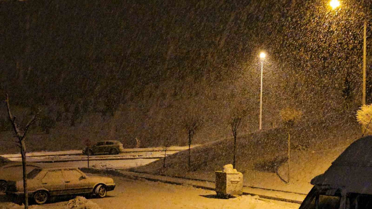 METEOROLOJİNİN UYARI VERDİĞİ ELAZIĞ’DA YOĞUN KAR YAĞIŞI BAŞLADI